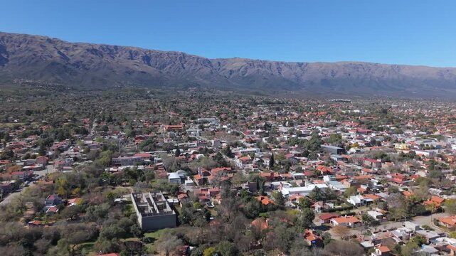 Vista panor&aacute;mica a&eacute;rea de Villa de Merlo con las Sierras de los Comechingones, San Luis, Argentina. 