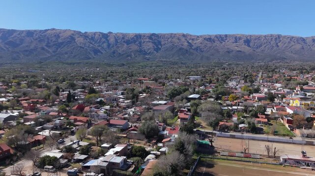 Panor&aacute;mica a&eacute;rea de Villa de Merlo, San Luis, Plaza Sobremonte y las Sierras de los Comechingones. Argentina. Turismo y viajes. 