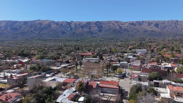 Panor&aacute;mica a&eacute;rea de Villa de Merlo, San Luis, Plaza Sobremonte y las Sierras de los Comechingones. Argentina. Turismo y viajes. 