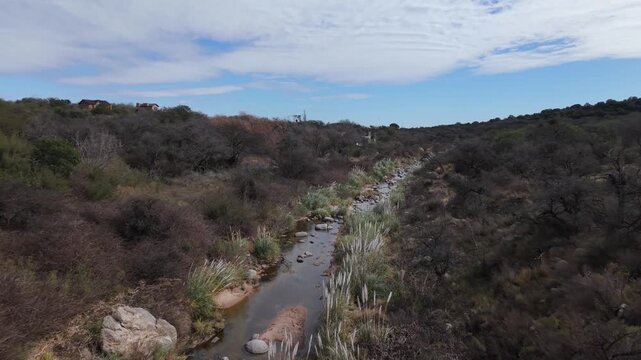 Dron recorriendo un r&iacute;o rocoso entre las Sierras de los Comechingones, San Luis, Argentina. 