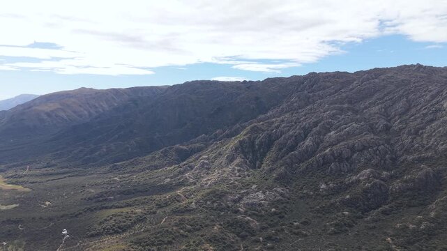 Panor&aacute;mica a&eacute;rea de las monta&ntilde;as de Merlo en San Luis, Cortaderas. Argentina. Monta&ntilde;as y turismo.