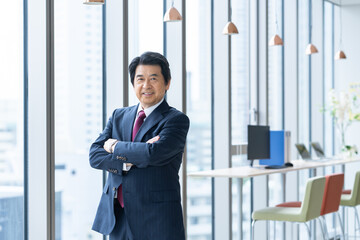 Fototapeta premium オフィスで働くエグゼクティブのビジネスマン 撮影協力：学校法人電波学園 東京電子専門学校
