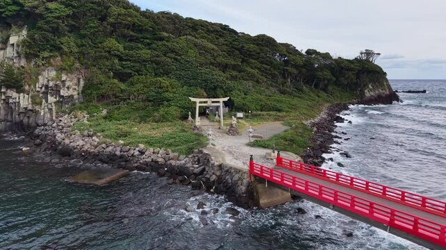 ドローンで撮る日本の風景　福井県の雄島　神の島と呼ばれる神聖な無人島　赤い橋と鳥居からゆっくり引きで捉える島全景と日本海の絶景