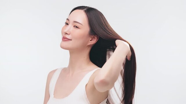 片手で髪を後ろに流してツヤを見せる日本人女性（ヘアケア・美容・横顔・澄んだ肌）