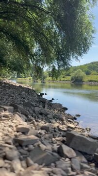 Niedrigwasser der Weser bei Stolzenau mit freiliegendem Flussufer - Niedrigwasser an der Mittelweser bei Stolzenau. Der niedrige Wasserstand legt gro&szlig;e Bereiche des steinigen Flussufers frei und zeigt