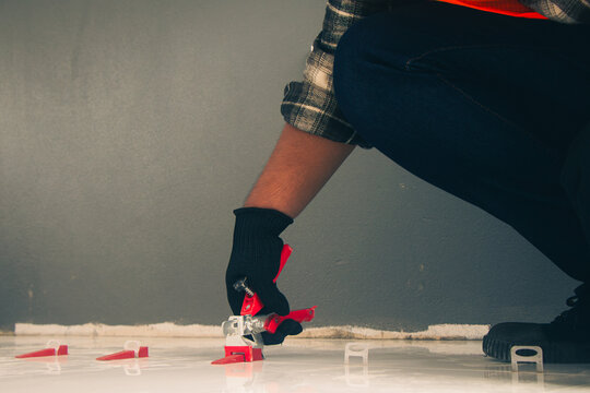 Technicians use Tile leveling pliers Leveling wedges Tile leveling clips to lay tiles.