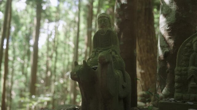 Gyuba Doji Statue at Hashiori Pass, Nakahechi Route, Kumano Kodo, Tanabe, Wakayama, Japan　熊野古道中辺路「箸折峠の牛馬童子像」和歌山県田辺市