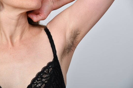 Nahaufnahme einer weiblichen Achsel mit sichtbarer nat&uuml;rlicher K&ouml;rperbehaarung. Body Positivity, Nat&uuml;rlichkeit, Selbstakzeptanz, K&ouml;rperpflege und authentisches Beauty-Konzept.