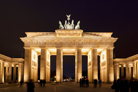 Germany, Berlin, People at Brandenburger Tor