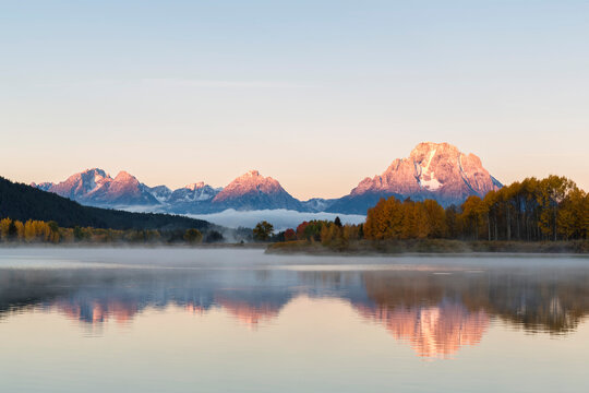 USA, Wyoming, Rocky Mountains, Teton Range, Grand Teton National Park, Snake River, Oxbow Bend, Mount Moran, Indian Summer, twilight