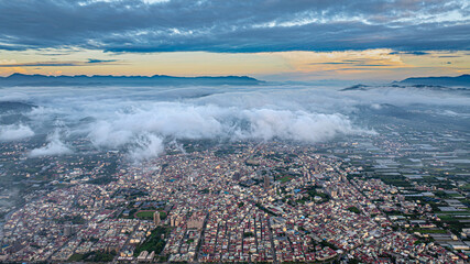 Low clouds drifting above Puli city and mountain basin in Taiwan © 柏佑 鄧