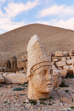Turkey, Adiyaman Province, view to stone head of Antiochos at Mount Nemrut