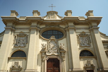 Fototapeta premium sculptures on buildings in Italy, Italian architecture