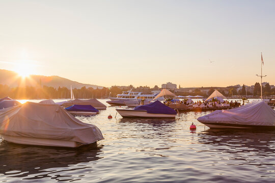 Switzerland, Zurich, Lake Zurich, Seefeldquai, Lounge on jetty at sunset