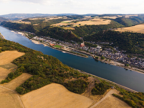 Blick auf Oberwesel, Aussichtspunkt Hahnenplatte bei D&ouml;rscheid am Rheinsteig
