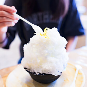 かき氷 を 食べる 【 夏 の 風物詩 】
