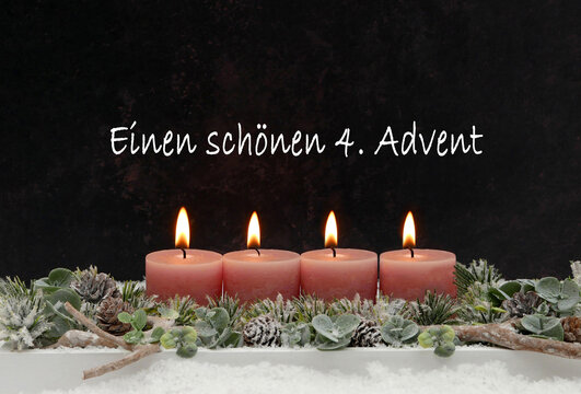 Einen sch&ouml;nen 4. Advent &ndash; Grusskarte mit vier brennenden altrosa Kerzen auf modernem Adventsgesteck vor dunklem Hintergrund.