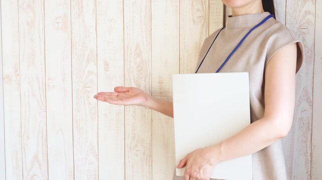 右手を差し出すビジネスウーマン
