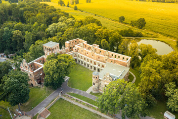 Zamek w tworkowie castle ruins in poland, historical architecture surrounded by nature © Marcin