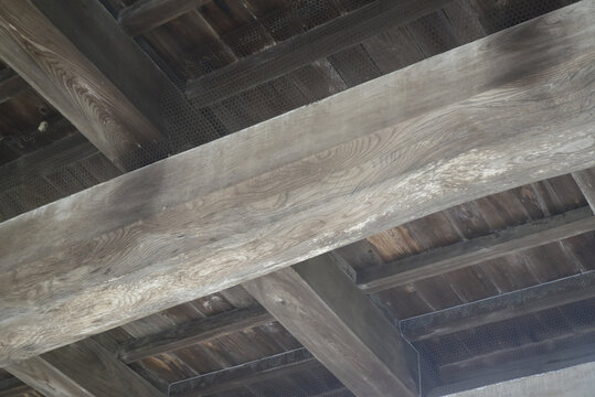 高知城の古い建物の梁の材木の木目の質感。