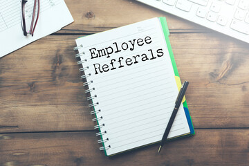 Obraz premium employee Refferals text in paper