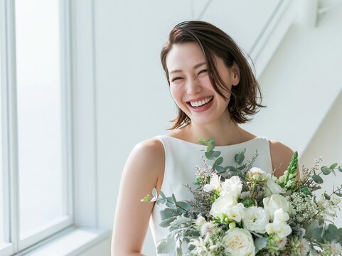 幸福感溢れる花嫁の笑顔とウェディングブーケの美しいポートレート