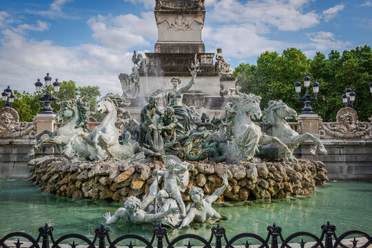 Der historische Brunnen Monument aux Girondins am Place des Quinconces, Bordeaux, Gironde, Frankreich