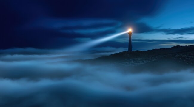 Un phare au milieu d'une mer de nuage, projetant un faisceau lumineux &eacute;clatant, illuminant les nuages ​​brumeux environnants.