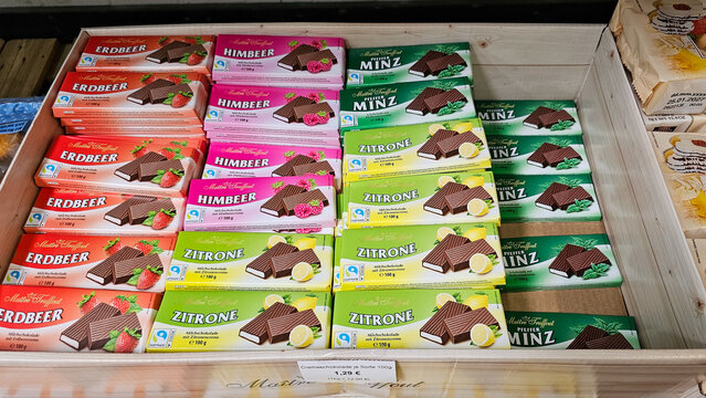 Ma&icirc;tre truffout chocolate bars displaying fruit flavors retail