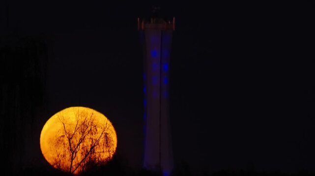 Mondaufgang am Aussichtsturm im Erlebnispark Teichland