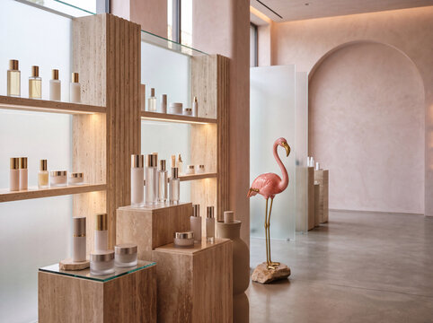 Pflege Kosmetik Auslage mit Flamingo