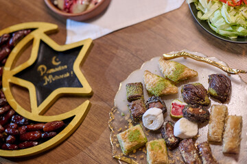 Obraz premium Gathering around the iftar table with traditional sweets and fruits during Ramadan celebration at home