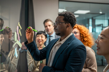 Obraz premium Diverse business people brainstorming ideas during creative workshop