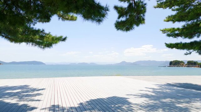 白いウッドデッキから眺める晴れた夏の瀬戸内海　香川県の直島