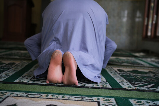 A movement during prayer: the position of the feet resting on the toes while prostrating. An act of Muslim worship.