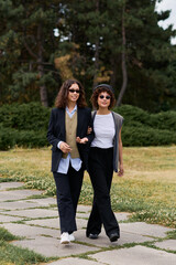 Obraz premium Young women enjoy a stylish outdoor date in a vibrant green park
