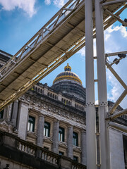Fototapeta premium Place Poelaert avec le palais de justice et la grande roue à Bruxelles