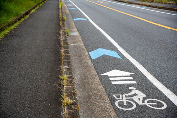 Fototapeta premium 道路に整備された自転車レーンと歩道の風景