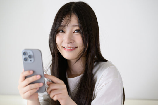 スマートフォンを見る女性