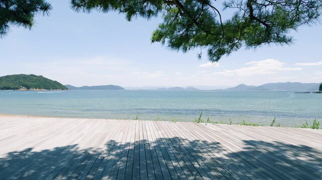 白いウッドデッキから眺める晴れた夏の瀬戸内海　香川県の直島