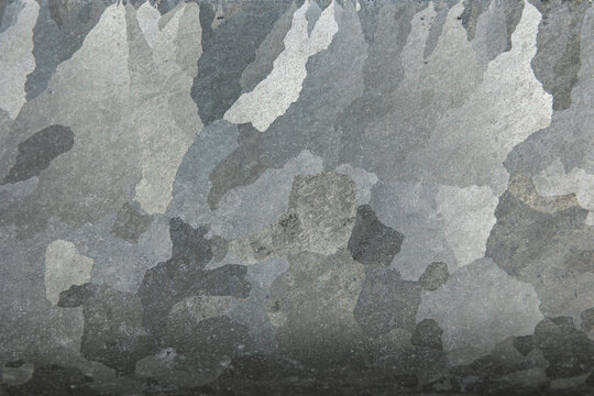 tipica texture dell'acciaio zincato a caldo, caratterizzata da disegni cristallini superficiali chiamati "fiori di zinco"