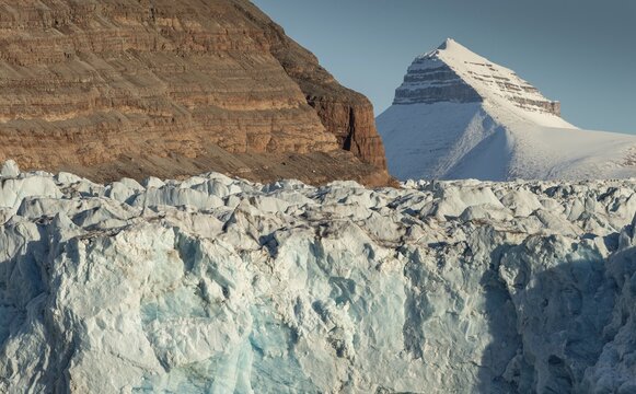 Glacier front, Ossian Sarsfjellet and one of the three mountains known as Tee Kroner (Three Crowns), Kronebreen or Kronengletscher Glacier, Kongsfjord or Kongsfjorden, the Svalbard archipelago, Svalbard, Norway