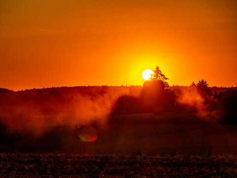 Staubwolke und Sonnenuntergang