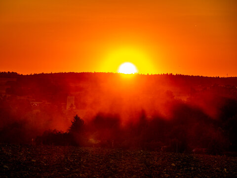 Staubwolke und Sonnenuntergang