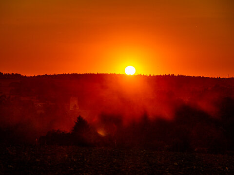Staubwolke und Sonnenuntergang