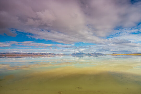 Emerald Lake in Dachaidan: Turquoise Salt Flats Reflect Sky and Mountains