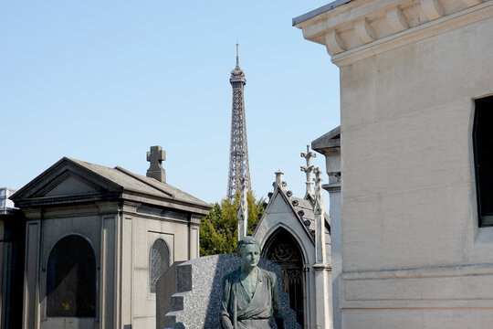 Cimeti&egrave;re de Passy &agrave; Paris avec caveaux anciens et Tour Eiffel en arri&egrave;re-plan