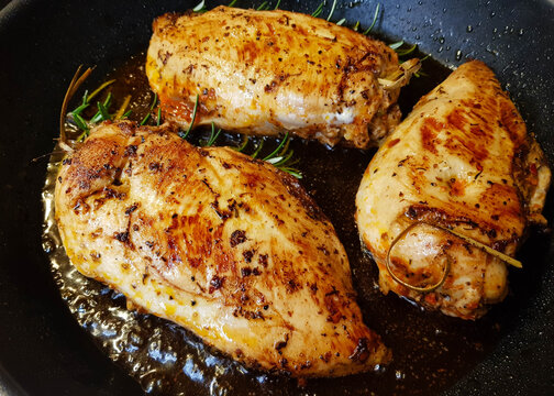 H&auml;hnchenfleisch mit reichlich Kr&auml;utern und Gew&uuml;rzen