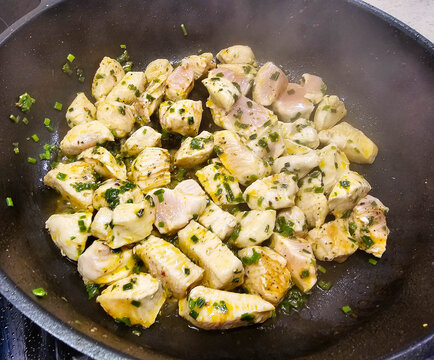 H&auml;hnchenfleisch mit reichlich Kr&auml;utern und Gew&uuml;rzen