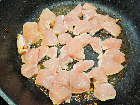 H&auml;hnchenfleisch mit reichlich Kr&auml;utern und Gew&uuml;rzen